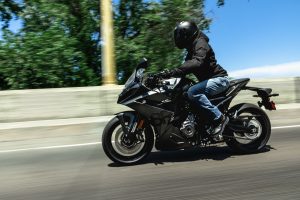 GSX800FRQM4_action_88.jpg