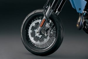 DR-Z400SMRLM5_Front_wheel_and_tire-scaled.jpg