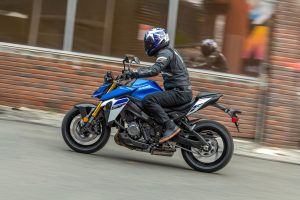 gsx-s1000_m5_action_02.jpg